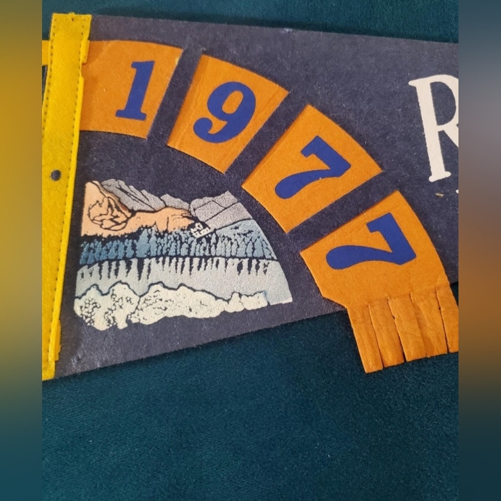 VINTAGE Souvenir/felt wall Pennant/Rocky Mountain National Park/1977/Travel